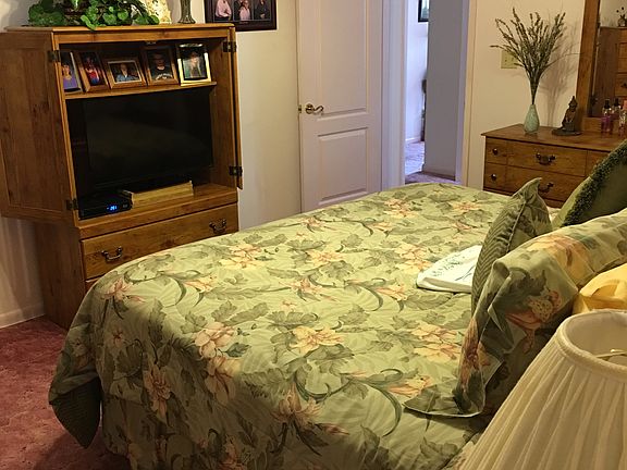 5th image of 555 Harbourview Dr