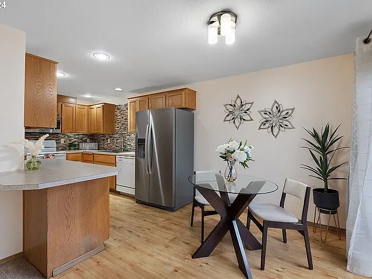 3 bed, 1408 sqft, $2,451 — Photo 2