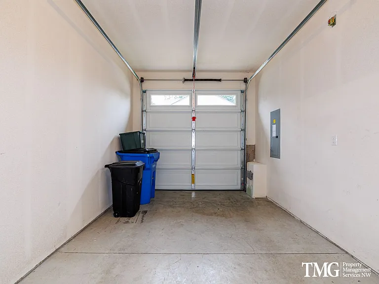 Garage, Backyard, 3 Bedroom - Now Leasing — Photo 14