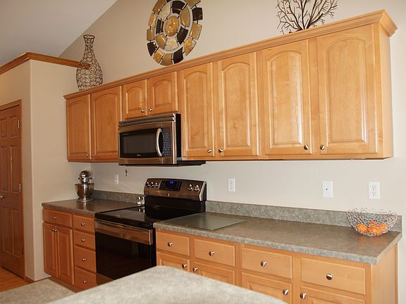 Maple kitchen cabinetry