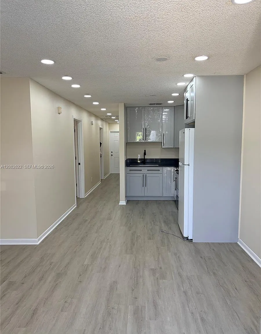 2 bed, 2.0 bath, 1000 sqft, $1,750 — Photo 2