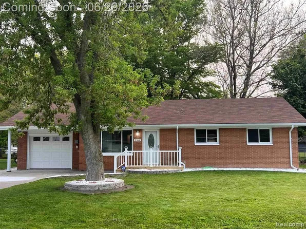 2966 Burlington Dr, Saginaw, MI 48601