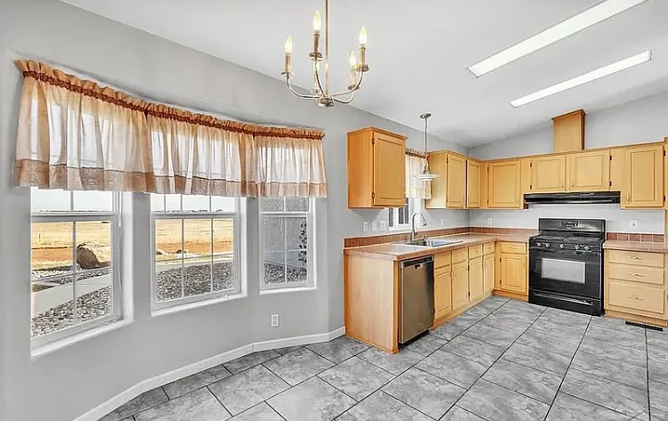 4 bed, 1958 sqft, $2,400 — Photo 3