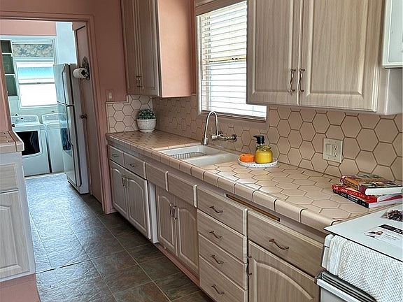 4th image of 10818 Cecilia St