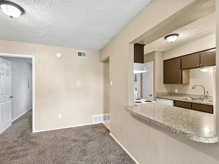 1140 Tyra Ln #C — Photo 6
