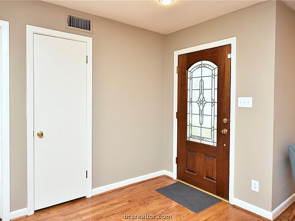 5th image of 1234 Glourie Dr