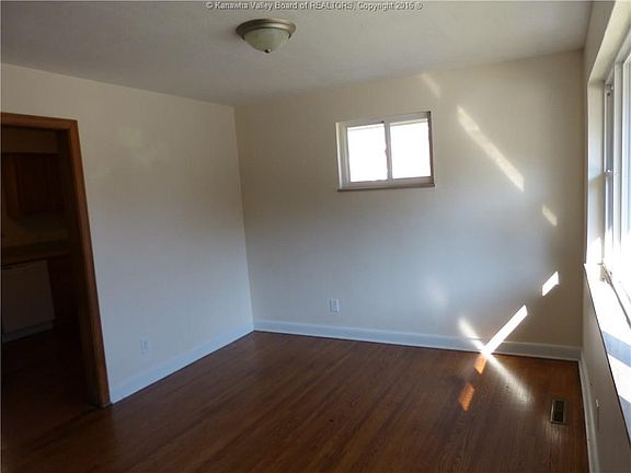 4th image of 653 Gordon Dr