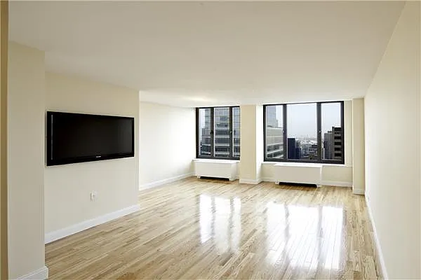 Rented by Siderow Residential Group | media 7