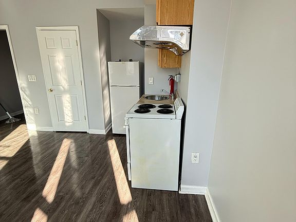 3rd image of 2031 W Ontario St #2F