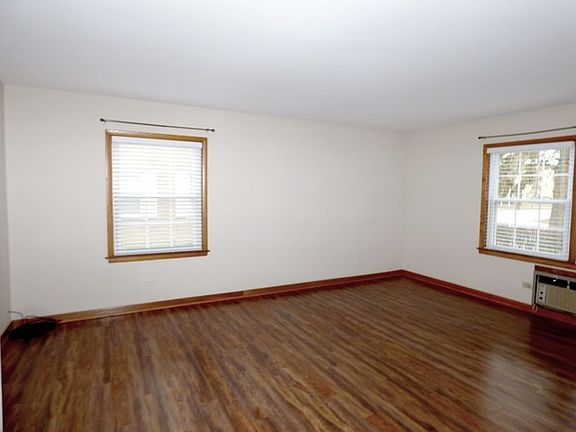 4th image of 910 W Saint James St APT 1E