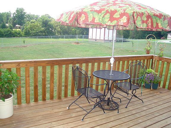 Beutiful back yard and deck