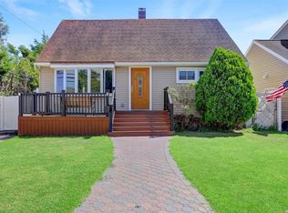 6 Spencer St, Hicksville, NY 11801