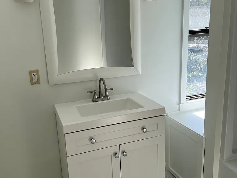 2nd floor full bathroom