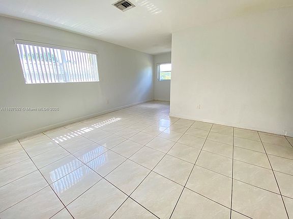 4th image of 1121 NE 214th St