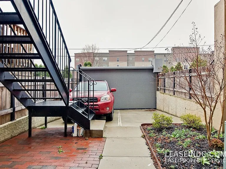 233 R St NE #A — Photo 28