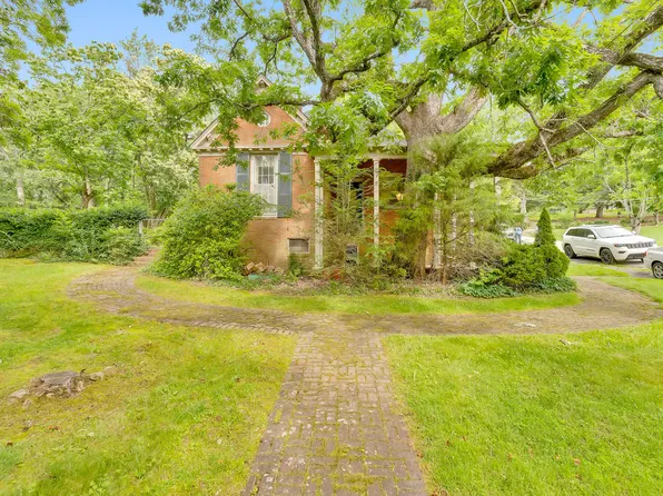 624 E Brow Rd, Lookout Mountain, TN 37350