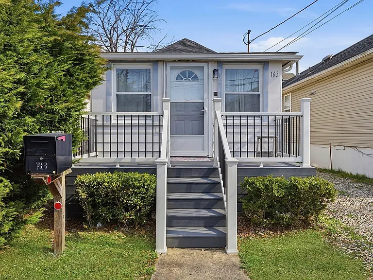 163 Seabreeze Ave — Photo 1