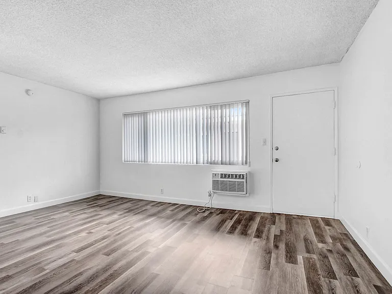 Country Club Apartments — Photo 19