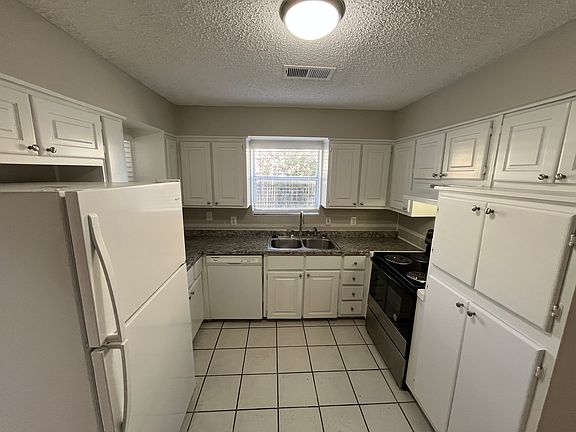 5th image of 415 Towne House Ln