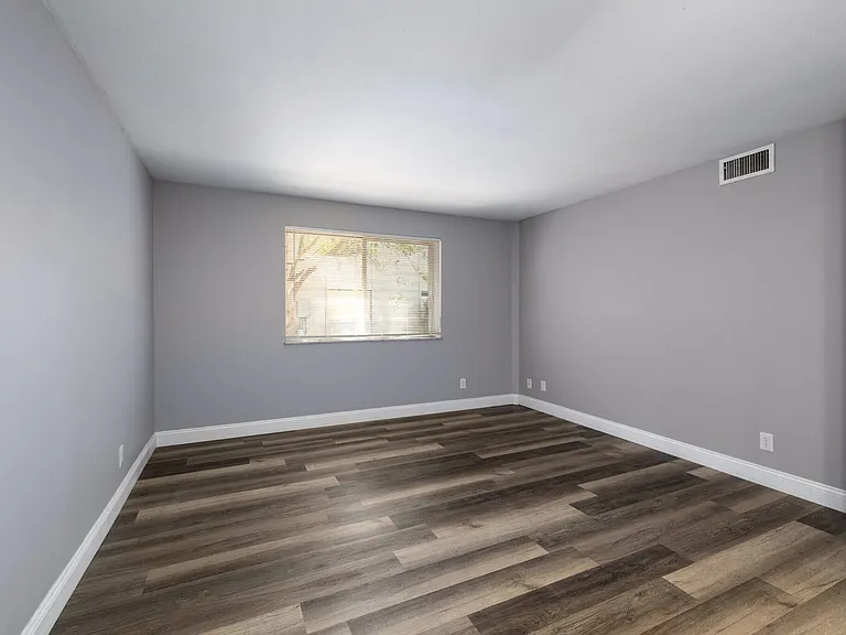 Versailles Apartments — Photo 16