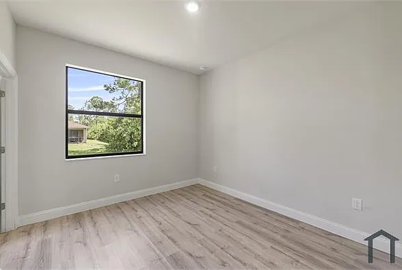 934 Binkley St E — Photo 14