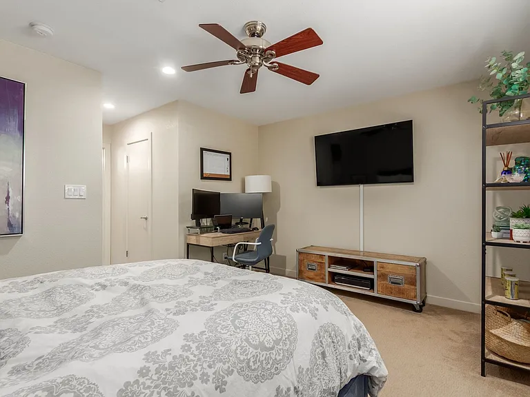 3160 E Hazelwood St — Photo 11