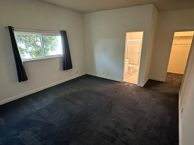 Bedroom1: 13'10" x 13'4"