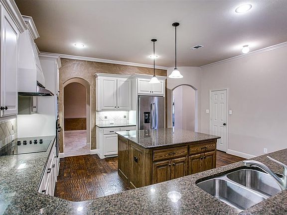 3rd image of 748 Black Oak Ln