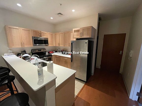 2nd image of 407A Washington St #501