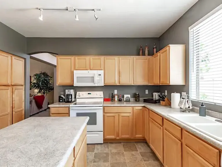 Fully stocked kitchen! Everything you need to prepare meals, including all the kitchen gadgets and small appliances.