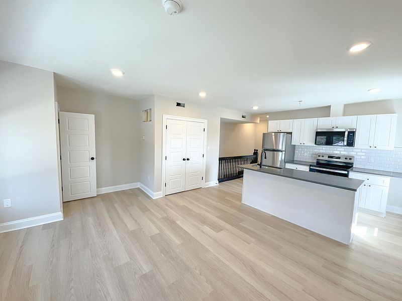 1st image of 267 Green Ln Floor 3