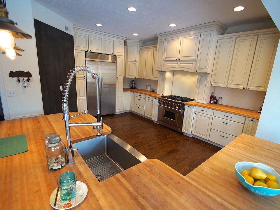 2nd image of 1805 N Ashwood Ln