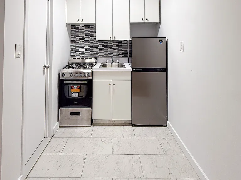 226 E 14th St #1P — Photo 2