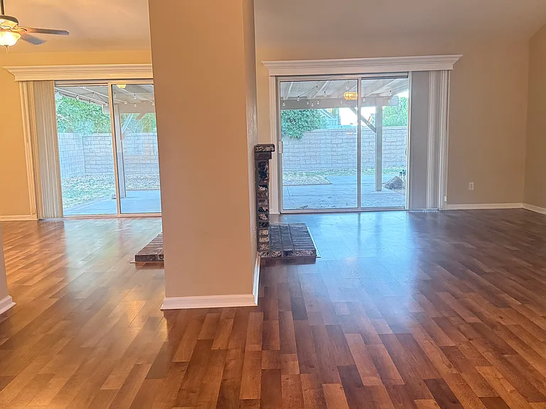 3143 Mariposa Ave — Photo 2