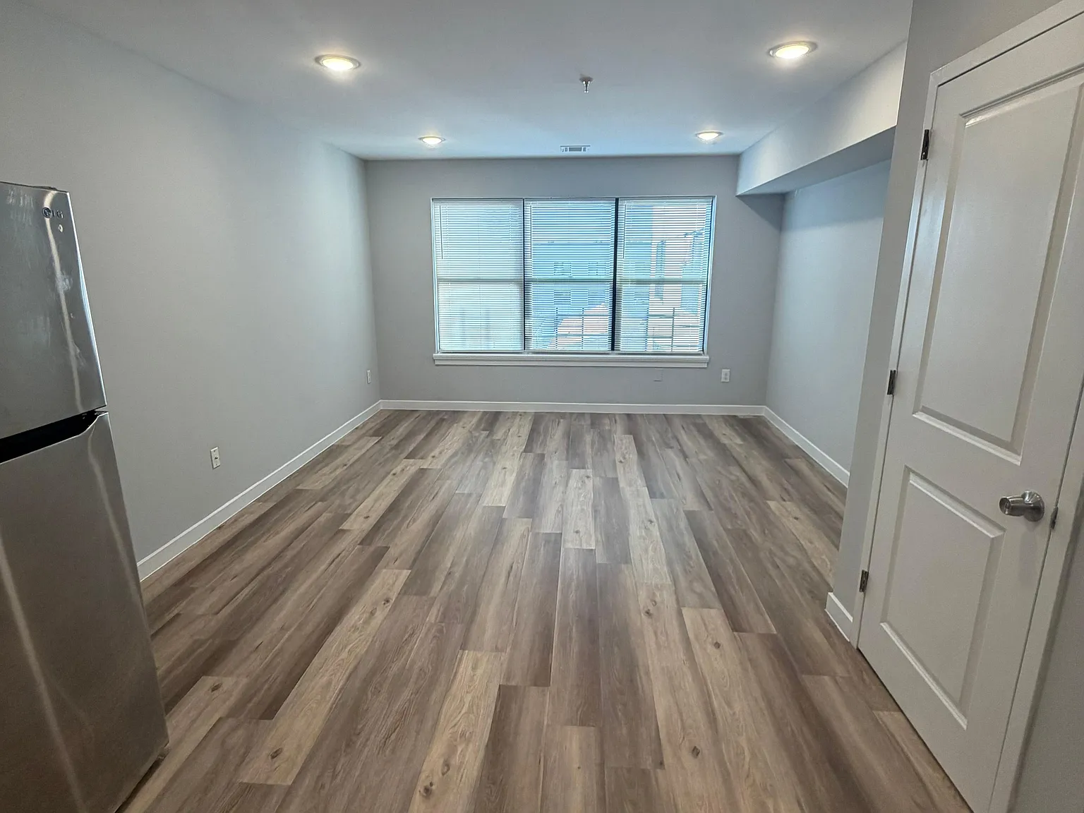 1 bed, $1,677 — Photo 4