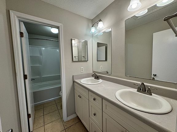 4th image of 919 Brookside Pl #919