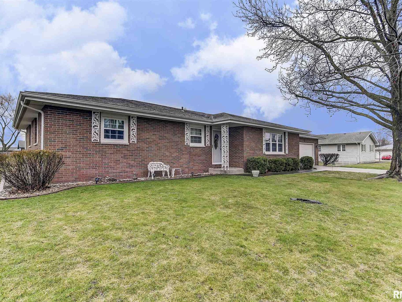 604 Rainbow Dr, Athens, IL 62613 | Zillow