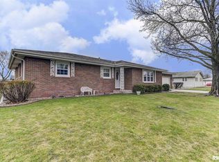 604 Rainbow Dr, Athens, IL 62613