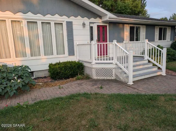 503 N 3rd St, Drayton, ND 58225