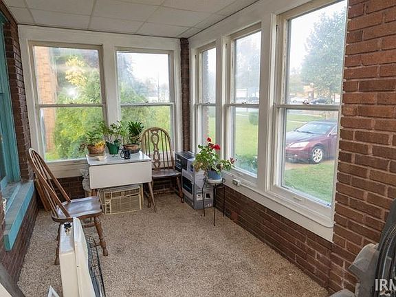 2nd image of 2528 Lincoln Way W