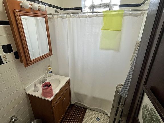 3rd image of 2044-46 W Berteau Ave #2044-1