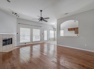 537 Oakbrook Dr, Burleson, TX 76028