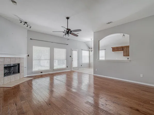 537 Oakbrook Dr, Burleson, TX 76028