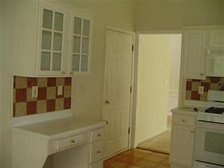 4th image of 2560 Davenport Park Dr