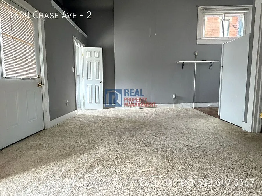 Modern Updated Northside First floor Apartment — Photo 4