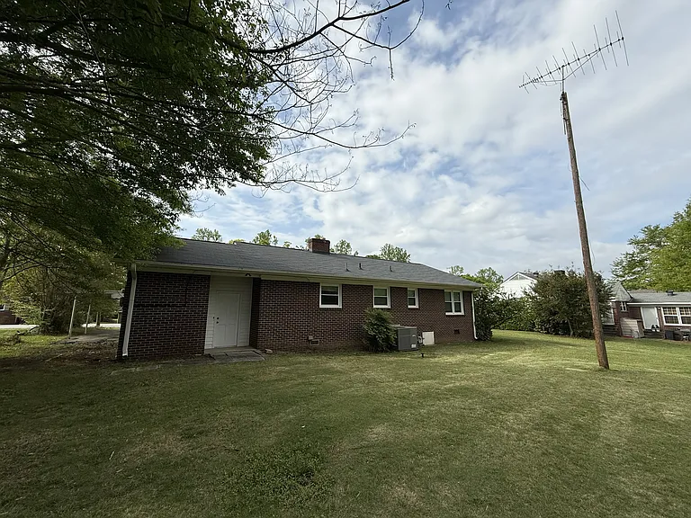 202 Hillcrest Dr — Photo 14
