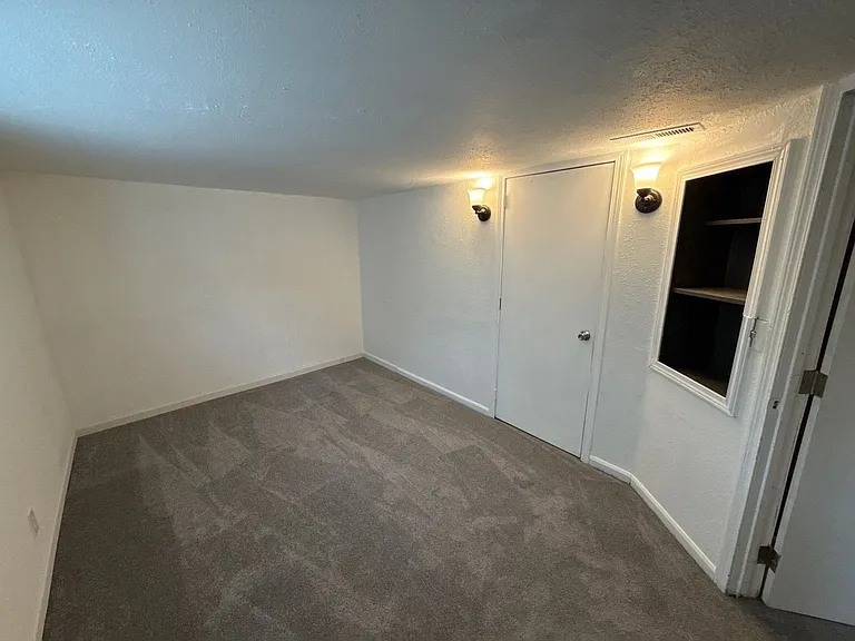 745 E St NE #B — Photo 15