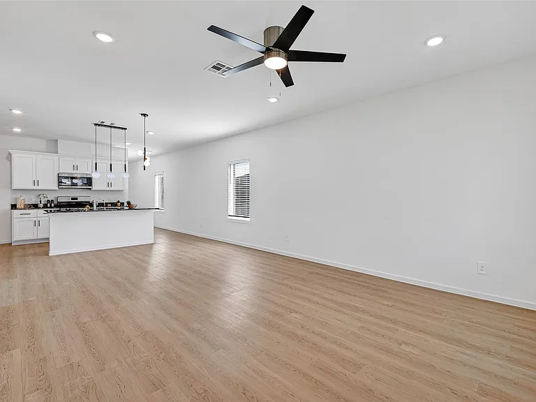407 Robin St — Photo 9