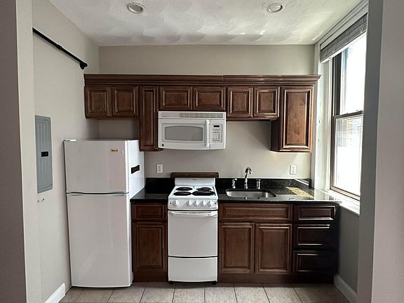 5th image of 25 Newbury St #1R