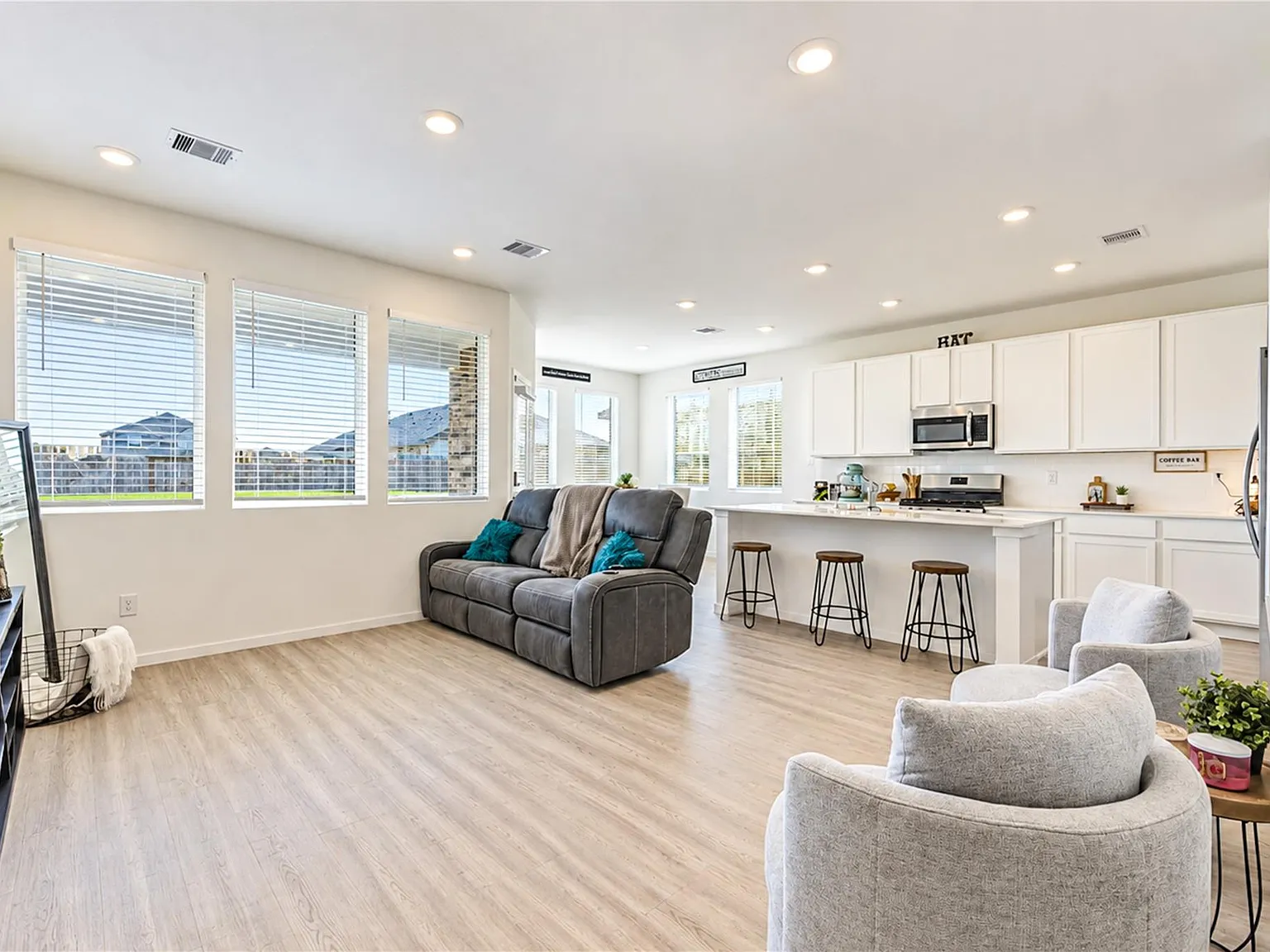 3 bed, 2.0 bath, 1623 sqft, $2,495 — Photo 4